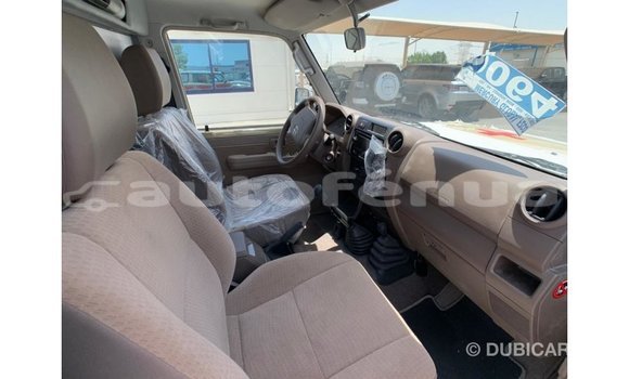 Acheter Import Voiture Toyota Land Cruiser Beige à Import - Dubai, Marquesas Acheter Import Voiture Toyota Land Cruiser Beige à Import - Dubai, Marquesas
