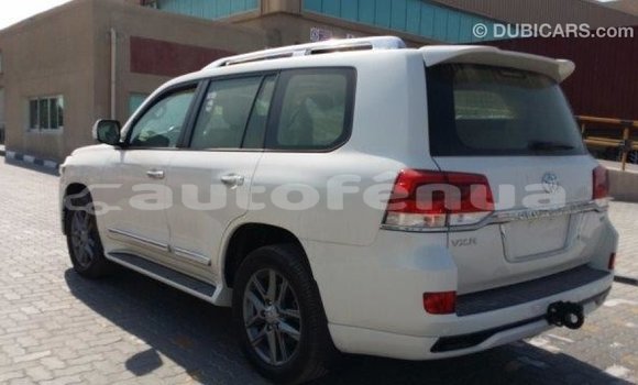 Acheter Import Voiture Toyota Land Cruiser Blanc à Import - Dubai, Marquesas Acheter Import Voiture Toyota Land Cruiser Blanc à Import - Dubai, Marquesas