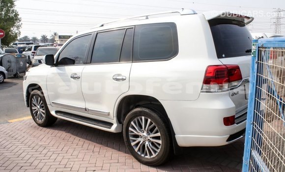 Acheter Import Voiture Toyota Land Cruiser Blanc à Import - Dubai, Marquesas Acheter Import Voiture Toyota Land Cruiser Blanc à Import - Dubai, Marquesas