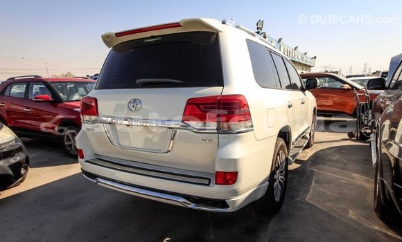 Acheter Import Voiture Toyota Land Cruiser Blanc à Import - Dubai, Marquesas Acheter Import Voiture Toyota Land Cruiser Blanc à Import - Dubai, Marquesas