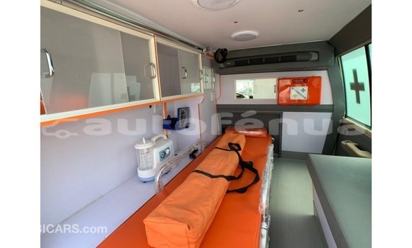 Acheter Import Voiture Toyota Land Cruiser Beige à Import - Dubai, Marquesas Acheter Import Voiture Toyota Land Cruiser Beige à Import - Dubai, Marquesas