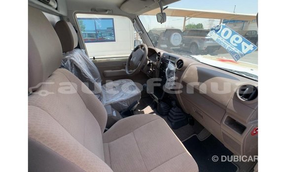 Acheter Import Voiture Toyota Land Cruiser Beige à Import - Dubai, Marquesas Acheter Import Voiture Toyota Land Cruiser Beige à Import - Dubai, Marquesas