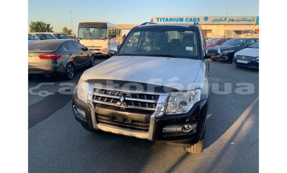 Medium with watermark mitsubishi pajero marquesas import dubai 2157