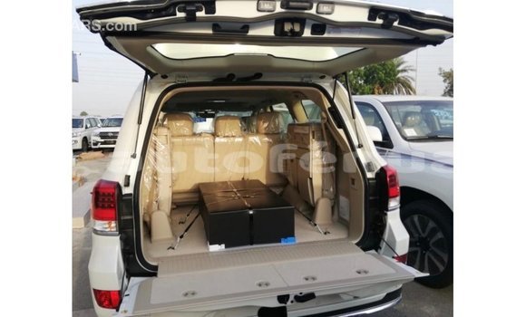 Buy Import Toyota Land Cruiser White Car in Import - Dubai in Marquesas Buy Import Toyota Land Cruiser White Car in Import - Dubai in Marquesas