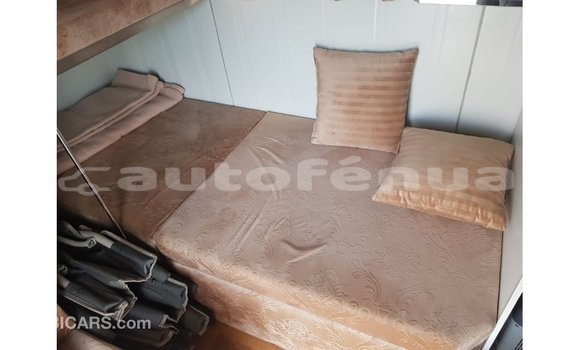 Acheter Import Voiture Kia Carens Blanc à Import - Dubai, Marquesas Acheter Import Voiture Kia Carens Blanc à Import - Dubai, Marquesas