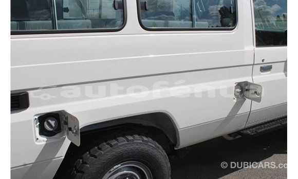 Acheter Import Voiture Toyota Land Cruiser Blanc à Import - Dubai, Marquesas Acheter Import Voiture Toyota Land Cruiser Blanc à Import - Dubai, Marquesas