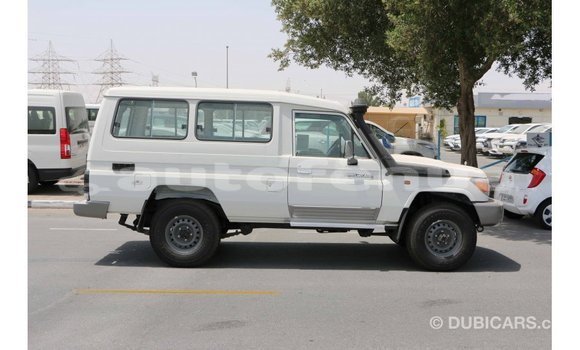 Acheter Import Voiture Toyota Land Cruiser Blanc à Import - Dubai, Marquesas Acheter Import Voiture Toyota Land Cruiser Blanc à Import - Dubai, Marquesas