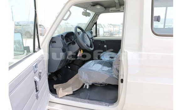Acheter Import Voiture Toyota Land Cruiser Blanc à Import - Dubai, Marquesas Acheter Import Voiture Toyota Land Cruiser Blanc à Import - Dubai, Marquesas