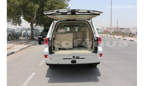 Acheter Import Voiture Toyota Land Cruiser Blanc à Import - Dubai, Marquesas Acheter Import Voiture Toyota Land Cruiser Blanc à Import - Dubai, Marquesas