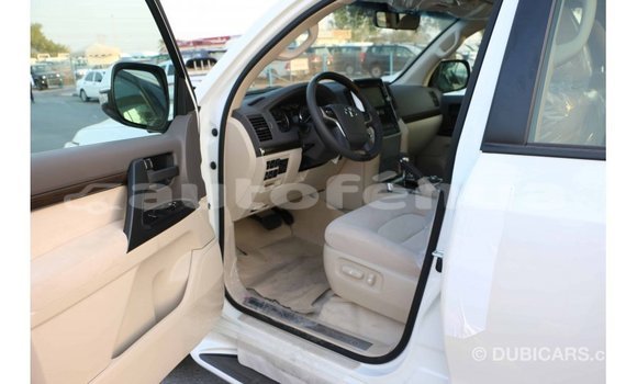 Acheter Import Voiture Toyota Land Cruiser Blanc à Import - Dubai, Marquesas Acheter Import Voiture Toyota Land Cruiser Blanc à Import - Dubai, Marquesas