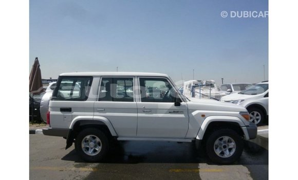 Acheter Import Voiture Toyota Land Cruiser Blanc à Import - Dubai, Marquesas Acheter Import Voiture Toyota Land Cruiser Blanc à Import - Dubai, Marquesas