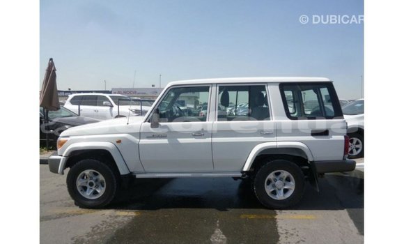 Acheter Import Voiture Toyota Land Cruiser Blanc à Import - Dubai, Marquesas Acheter Import Voiture Toyota Land Cruiser Blanc à Import - Dubai, Marquesas