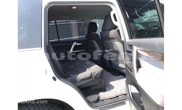Buy Import Toyota Land Cruiser White Car in Import - Dubai in Marquesas Buy Import Toyota Land Cruiser White Car in Import - Dubai in Marquesas