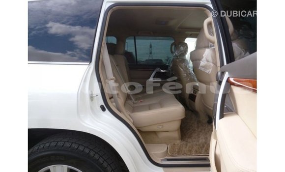 Acheter Import Voiture Toyota Land Cruiser Blanc à Import - Dubai, Marquesas Acheter Import Voiture Toyota Land Cruiser Blanc à Import - Dubai, Marquesas