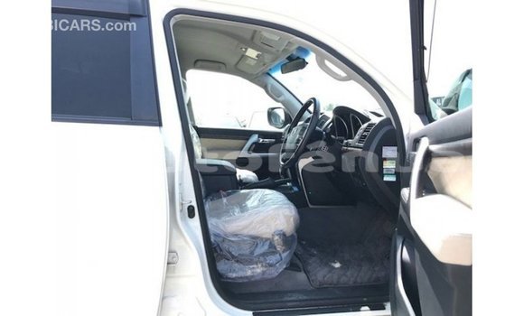 Buy Import Toyota Land Cruiser White Car in Import - Dubai in Marquesas Buy Import Toyota Land Cruiser White Car in Import - Dubai in Marquesas
