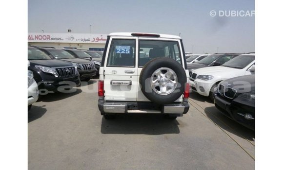 Acheter Import Voiture Toyota Land Cruiser Blanc à Import - Dubai, Marquesas Acheter Import Voiture Toyota Land Cruiser Blanc à Import - Dubai, Marquesas