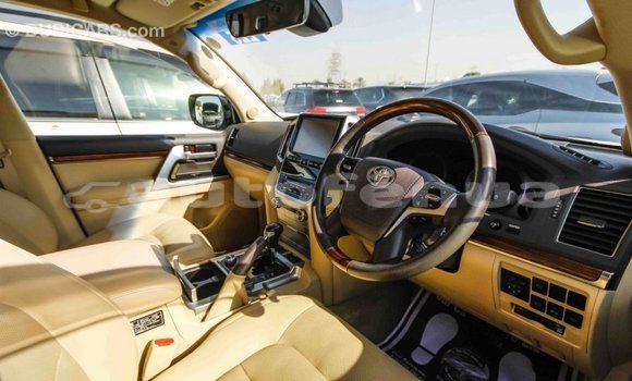 Acheter Import Voiture Toyota Land Cruiser Blanc à Import - Dubai, Marquesas Acheter Import Voiture Toyota Land Cruiser Blanc à Import - Dubai, Marquesas