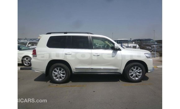 Buy Import Toyota Land Cruiser White Car in Import - Dubai in Marquesas Buy Import Toyota Land Cruiser White Car in Import - Dubai in Marquesas