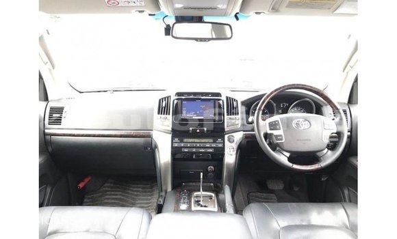 Buy Import Toyota Land Cruiser White Car in Import - Dubai in Marquesas Buy Import Toyota Land Cruiser White Car in Import - Dubai in Marquesas