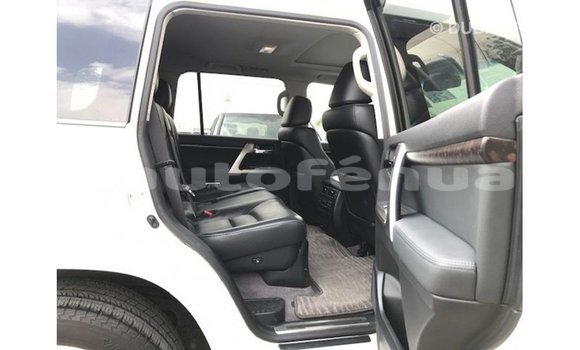 Buy Import Toyota Land Cruiser White Car in Import - Dubai in Marquesas Buy Import Toyota Land Cruiser White Car in Import - Dubai in Marquesas