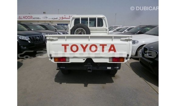 Acheter Import Voiture Toyota Land Cruiser Blanc à Import - Dubai, Marquesas Acheter Import Voiture Toyota Land Cruiser Blanc à Import - Dubai, Marquesas