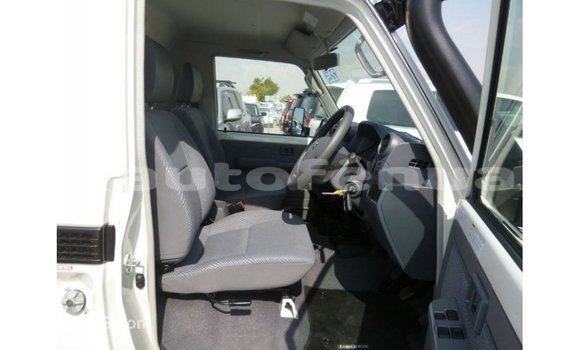 Buy Import Toyota Land Cruiser White Car in Import - Dubai in Marquesas Buy Import Toyota Land Cruiser White Car in Import - Dubai in Marquesas