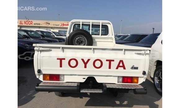 Acheter Import Voiture Toyota Land Cruiser Blanc à Import - Dubai, Marquesas Acheter Import Voiture Toyota Land Cruiser Blanc à Import - Dubai, Marquesas