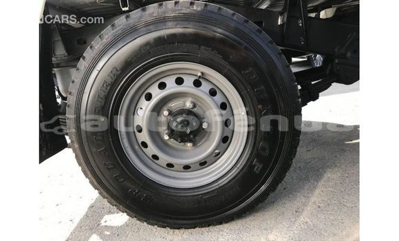 Acheter Import Voiture Toyota Land Cruiser Blanc à Import - Dubai, Marquesas Acheter Import Voiture Toyota Land Cruiser Blanc à Import - Dubai, Marquesas