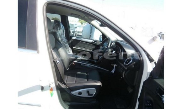 Acheter Import Voiture Mercedes-Benz 190 Blanc à Import - Dubai, Marquesas Acheter Import Voiture Mercedes-Benz 190 Blanc à Import - Dubai, Marquesas