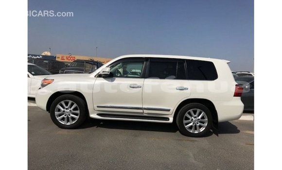 Acheter Import Voiture Toyota Land Cruiser Blanc à Import - Dubai, Marquesas Acheter Import Voiture Toyota Land Cruiser Blanc à Import - Dubai, Marquesas