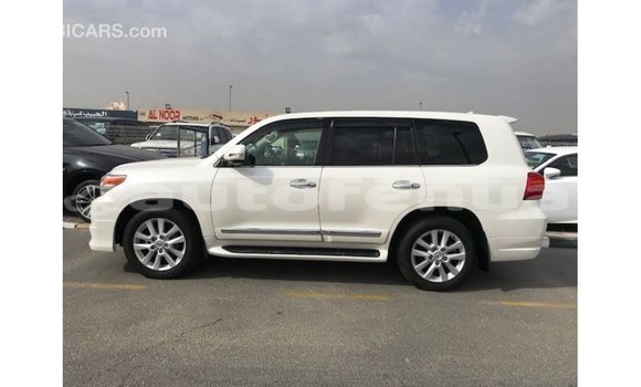 Acheter Import Voiture Toyota Land Cruiser Blanc à Import - Dubai, Marquesas Acheter Import Voiture Toyota Land Cruiser Blanc à Import - Dubai, Marquesas