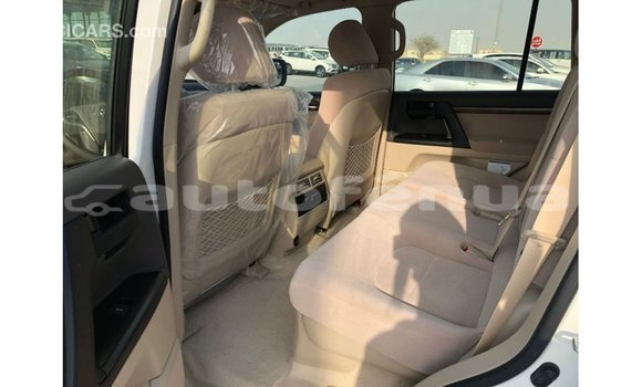 Acheter Import Voiture Toyota Land Cruiser Blanc à Import - Dubai, Marquesas Acheter Import Voiture Toyota Land Cruiser Blanc à Import - Dubai, Marquesas
