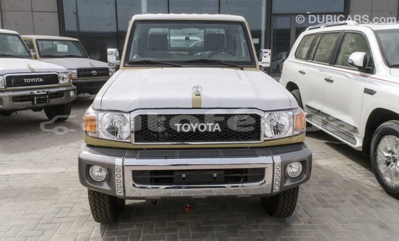 Acheter Import Voiture Toyota Land Cruiser Beige à Import - Dubai, Marquesas Acheter Import Voiture Toyota Land Cruiser Beige à Import - Dubai, Marquesas
