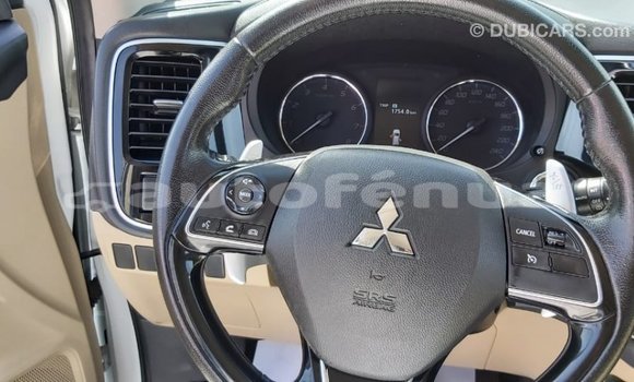 Acheter Import Voiture Mitsubishi Outlander Blanc à Import - Dubai, Marquesas Acheter Import Voiture Mitsubishi Outlander Blanc à Import - Dubai, Marquesas