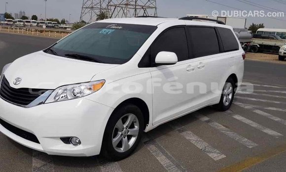 Acheter Import Voiture Toyota Sienna Blanc à Import - Dubai, Marquesas Acheter Import Voiture Toyota Sienna Blanc à Import - Dubai, Marquesas
