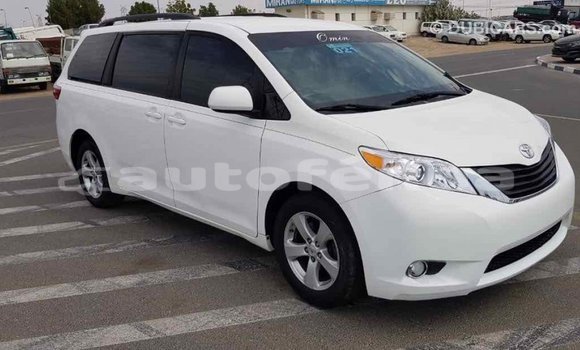 Acheter Import Voiture Toyota Sienna Blanc à Import - Dubai, Marquesas Acheter Import Voiture Toyota Sienna Blanc à Import - Dubai, Marquesas
