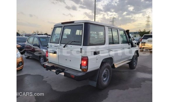 Acheter Import Voiture Toyota Land Cruiser Blanc à Import - Dubai, Marquesas Acheter Import Voiture Toyota Land Cruiser Blanc à Import - Dubai, Marquesas