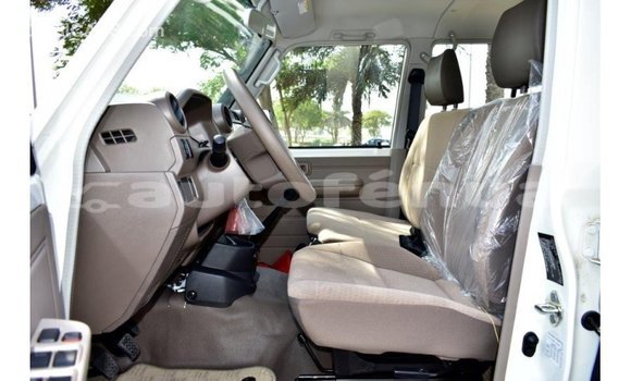 Acheter Import Voiture Toyota Land Cruiser Blanc à Import - Dubai, Marquesas Acheter Import Voiture Toyota Land Cruiser Blanc à Import - Dubai, Marquesas