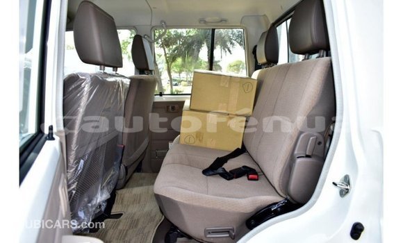 Acheter Import Voiture Toyota Land Cruiser Blanc à Import - Dubai, Marquesas Acheter Import Voiture Toyota Land Cruiser Blanc à Import - Dubai, Marquesas