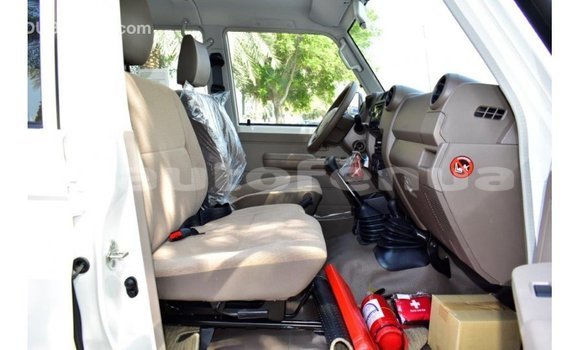 Acheter Import Voiture Toyota Land Cruiser Blanc à Import - Dubai, Marquesas Acheter Import Voiture Toyota Land Cruiser Blanc à Import - Dubai, Marquesas