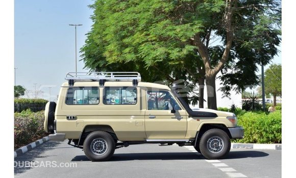 Acheter Import Voiture Toyota Land Cruiser Beige à Import - Dubai, Marquesas Acheter Import Voiture Toyota Land Cruiser Beige à Import - Dubai, Marquesas