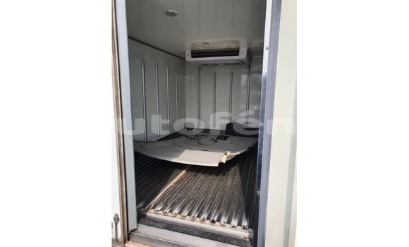 Acheter Import Voiture Kia Carens Blanc à Import - Dubai, Marquesas Acheter Import Voiture Kia Carens Blanc à Import - Dubai, Marquesas