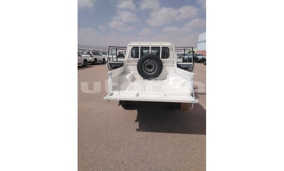 Acheter Import Voiture Toyota Land Cruiser Blanc à Import - Dubai, Marquesas Acheter Import Voiture Toyota Land Cruiser Blanc à Import - Dubai, Marquesas