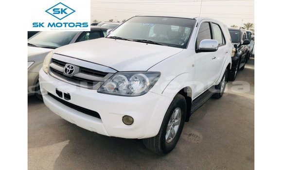 Acheter Import Voiture Toyota Fortuner Blanc à Import - Dubai, Marquesas