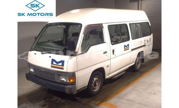 Acheter Import Voiture Nissan Caravan Blanc à Import - Dubai, Marquesas Acheter Import Voiture Nissan Caravan Blanc à Import - Dubai, Marquesas