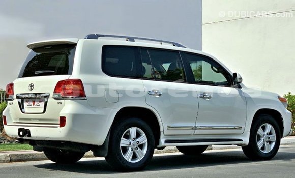 Acheter Import Voiture Toyota Land Cruiser Blanc à Import - Dubai, Marquesas Acheter Import Voiture Toyota Land Cruiser Blanc à Import - Dubai, Marquesas