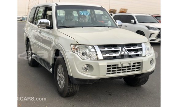 Acheter Import Voiture Mitsubishi Pajero Blanc à Import - Dubai, Marquesas Acheter Import Voiture Mitsubishi Pajero Blanc à Import - Dubai, Marquesas