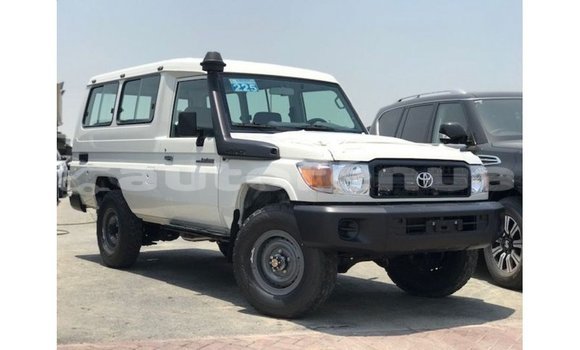 Buy Import Toyota Land Cruiser White Car in Import - Dubai in Marquesas