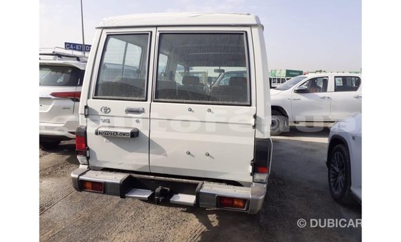 Acheter Import Voiture Toyota Land Cruiser Blanc à Import - Dubai, Marquesas Acheter Import Voiture Toyota Land Cruiser Blanc à Import - Dubai, Marquesas