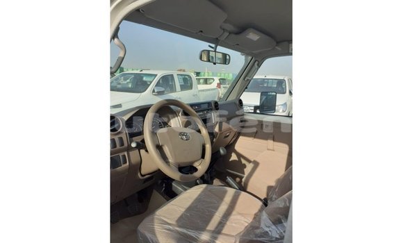 Acheter Import Voiture Toyota Land Cruiser Blanc à Import - Dubai, Marquesas Acheter Import Voiture Toyota Land Cruiser Blanc à Import - Dubai, Marquesas